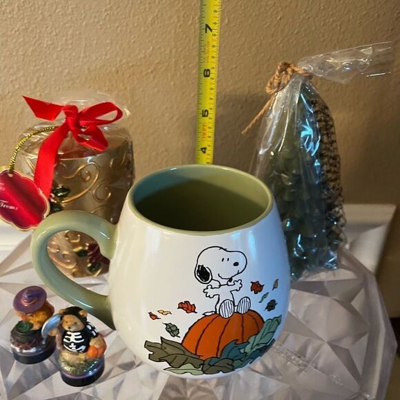 Snoopy Great Pumpkin Coffee Cup with Holiday Candles - Picture 7 of 14